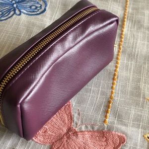 Essential oils case   Brand is Abrazo